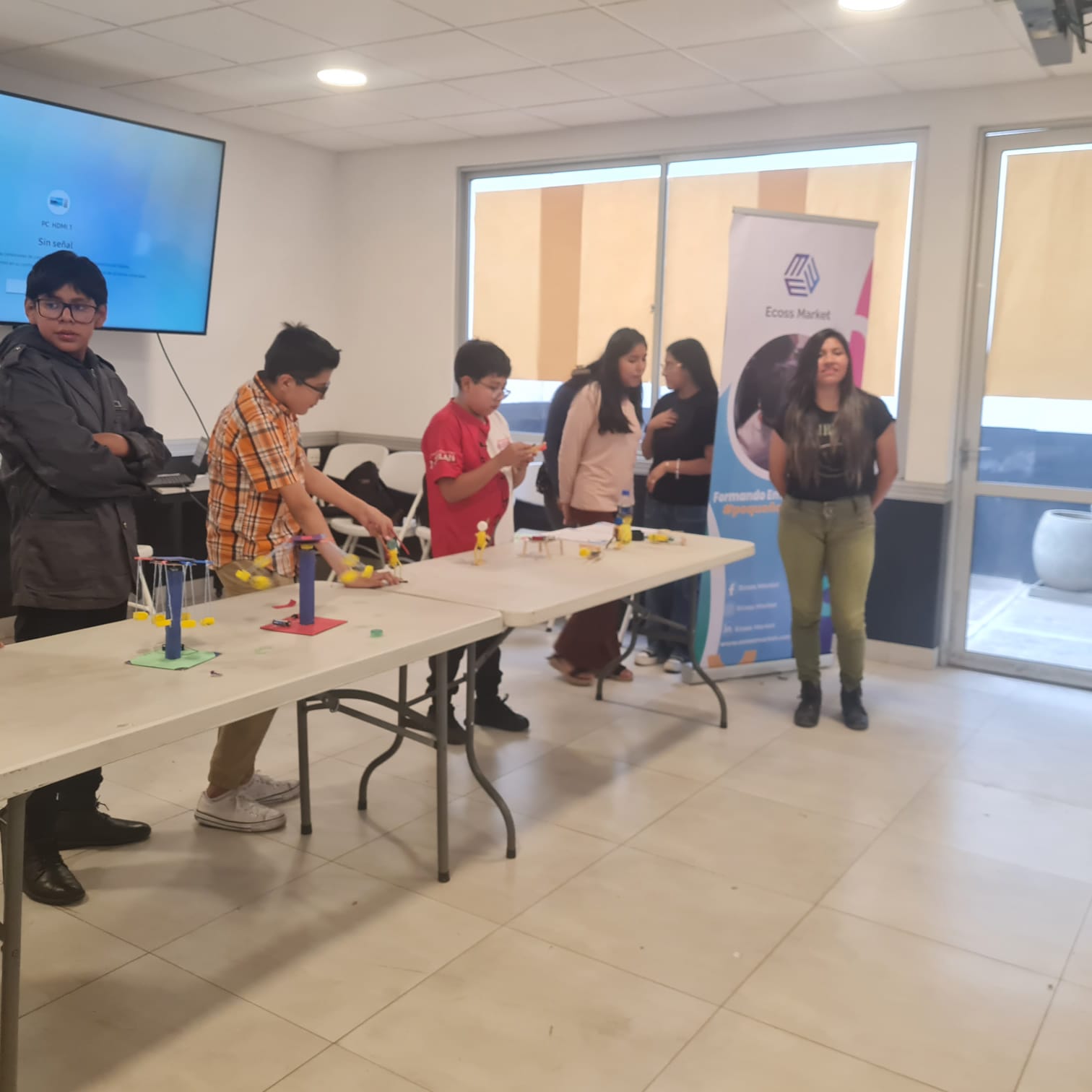 Estudiantes de Ecoss Market trabajando en proyectos prácticos