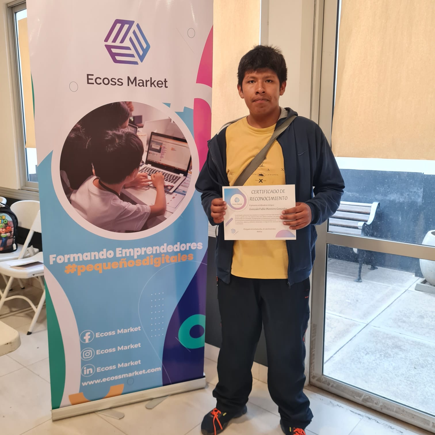Estudiante orgulloso mostrando su certificado de Ecoss Market