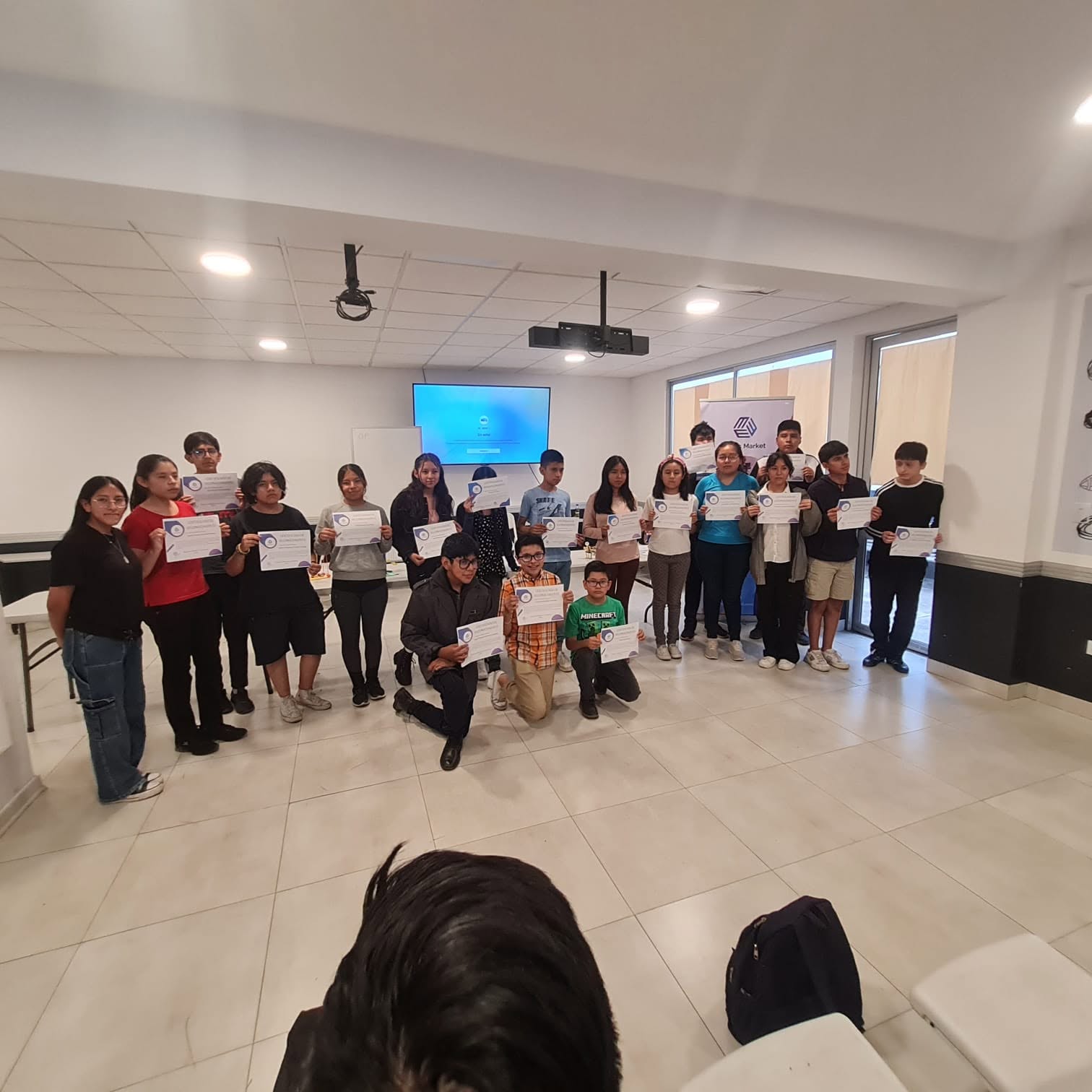 Estudiantes recibiendo certificados de participación