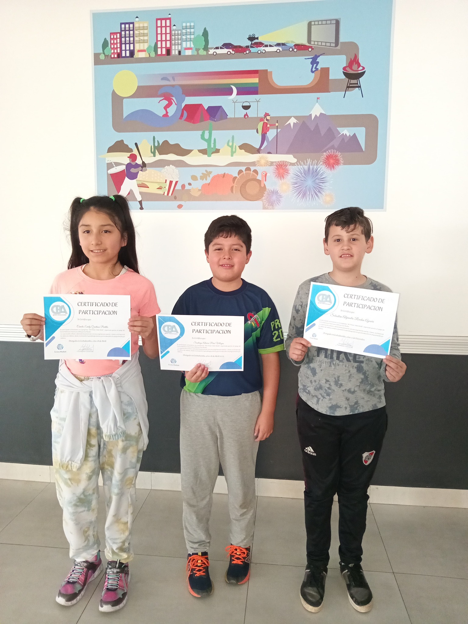 Jóvenes estudiantes con certificados de Ecoss Market